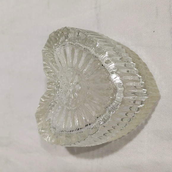 VINTAGE Crystal Glass Heart Lidded Trinket Dish Box Jewelry Box - Picture 1 of 8